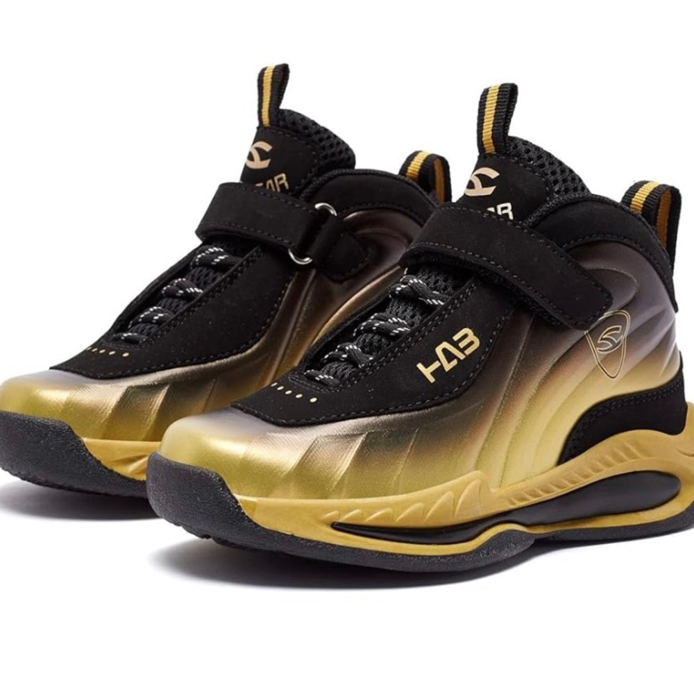 Source Unknown Black and Gold Sneakers Sleek Performance Design